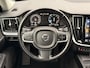 Volvo V60 2.0 T5 Automaat Momentum | Lederen bekleding | Sensus full map navigatie | Stoelverwarming | Volvo On Call met app | Getint glas achter | 18 inch lichtmetalen velgen met all-season banden | Apple CarPlay/Android Auto | Exterieur Styling Kit met dubbele uitlaat