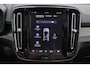Volvo EC40 Single Motor Extended Range Plus Europa 82 kWh - IntelliSafe Assist & Surround - Harman Kardon audio - Verwarmde voorstoelen, stuur & achterbank - Elektr. bedienb. voorstoelen met geheugen links - Parkeercamera achter - Parkeersensoren voor & achter - Draadloze tel. lader - Warmtepomp - Contrasterend zwart dak - Getint glas v.a. B-stijl - 20' LMV