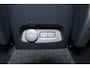Volvo EC40 Single Motor Extended Range Plus Europa 82 kWh - IntelliSafe Assist & Surround - Harman Kardon audio - Verwarmde voorstoelen, stuur & achterbank - Elektr. bedienb. voorstoelen met geheugen links - Parkeercamera achter - Parkeersensoren voor & achter - Draadloze tel. lader - Warmtepomp - Contrasterend zwart dak - Getint glas v.a. B-stijl - 20' LMV