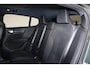 Volvo EC40 Single Motor Extended Range Plus Europa 82 kWh - IntelliSafe Assist & Surround - Harman Kardon audio - Verwarmde voorstoelen, stuur & achterbank - Elektr. bedienb. voorstoelen met geheugen links - Parkeercamera achter - Parkeersensoren voor & achter - Draadloze tel. lader - Warmtepomp - Contrasterend zwart dak - Getint glas v.a. B-stijl - 20' LMV