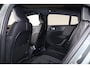 Volvo EC40 Single Motor Extended Range Plus Europa 82 kWh - IntelliSafe Assist & Surround - Harman Kardon audio - Verwarmde voorstoelen, stuur & achterbank - Elektr. bedienb. voorstoelen met geheugen links - Parkeercamera achter - Parkeersensoren voor & achter - Draadloze tel. lader - Warmtepomp - Contrasterend zwart dak - Getint glas v.a. B-stijl - 20' LMV
