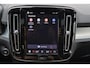 Volvo XC40 B4 Plus Dark - IntelliSafe Assist & Surround - Harman Kardon audio - Elektr. bebienbare voorstoelen met geheugen links - Parkeercamera achter - Verwarmde voorstoelen & stuur - Keyless - Elektr. bedienbare achterklep - Parkeersensoren voor & achter - Draadloze tel. lader - 18 inch wielen