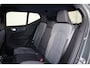 Volvo XC40 B4 Plus Dark - IntelliSafe Assist & Surround - Harman Kardon audio - Elektr. bebienbare voorstoelen met geheugen links - Parkeercamera achter - Verwarmde voorstoelen & stuur - Keyless - Elektr. bedienbare achterklep - Parkeersensoren voor & achter - Draadloze tel. lader - 18 inch wielen