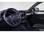 Volvo XC40 B4 Plus Dark - IntelliSafe Assist & Surround - Harman Kardon audio - Elektr. bebienbare voorstoelen met geheugen links - Parkeercamera achter - Verwarmde voorstoelen & stuur - Keyless - Elektr. bedienbare achterklep - Parkeersensoren voor & achter - Draadloze tel. lader - 18 inch wielen