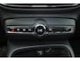 Volvo XC40 B4 Plus Dark - IntelliSafe Assist & Surround - Harman Kardon audio - Elektr. bebienbare voorstoelen met geheugen links - Parkeercamera achter - Verwarmde voorstoelen & stuur - Keyless - Elektr. bedienbare achterklep - Parkeersensoren voor & achter - Draadloze tel. lader - 18 inch wielen