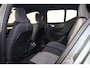 Volvo XC40 B4 Plus Dark - IntelliSafe Assist & Surround - Harman Kardon audio - Elektr. bebienbare voorstoelen met geheugen links - Parkeercamera achter - Verwarmde voorstoelen & stuur - Keyless - Elektr. bedienbare achterklep - Parkeersensoren voor & achter - Draadloze tel. lader - 18 inch wielen