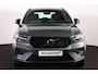 Volvo XC40 B4 Plus Dark - IntelliSafe Assist & Surround - Harman Kardon audio - Elektr. bebienbare voorstoelen met geheugen links - Parkeercamera achter - Verwarmde voorstoelen & stuur - Keyless - Elektr. bedienbare achterklep - Parkeersensoren voor & achter - Draadloze tel. lader - 18 inch wielen