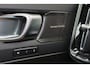Volvo XC40 B4 Plus Dark - IntelliSafe Assist & Surround - Harman Kardon audio - Elektr. bebienbare voorstoelen met geheugen links - Parkeercamera achter - Verwarmde voorstoelen & stuur - Keyless - Elektr. bedienbare achterklep - Parkeersensoren voor & achter - Draadloze tel. lader - 18 inch wielen