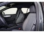 Volvo XC40 B4 Plus Dark - IntelliSafe Assist & Surround - Harman Kardon audio - Elektr. bebienbare voorstoelen met geheugen links - Parkeercamera achter - Verwarmde voorstoelen & stuur - Keyless - Elektr. bedienbare achterklep - Parkeersensoren voor & achter - Draadloze tel. lader - 18 inch wielen