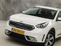 Kia Niro Hybrid 1.6 GDi DynamicLine Automaat (APPLE CARPLAY, NAVIGATIE, CAMERA, LEDER, SPORTSTOELEN, LANE ASSIST, CRUISE, NIEUWSTAAT)