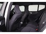 Volvo XC40 Recharge Plus 70 kWh - IntelliSafe Assist & Surround - Parkeercamera achter - Verwarmde voorstoelen & stuur - Parkeersensoren voor & achter - Draadloze tel. lader - Warmtepomp - Inklapbare trekhaak - 19' LMV