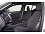Volvo XC40 Recharge Plus 70 kWh - IntelliSafe Assist & Surround - Parkeercamera achter - Verwarmde voorstoelen & stuur - Parkeersensoren voor & achter - Draadloze tel. lader - Warmtepomp - Inklapbare trekhaak - 19' LMV