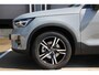 Volvo XC40 B4 Plus Dark | Trekhaak | Verwarmbare voorstoelen en stuurwiel | Premium audio by Harman Kardon | Adaptieve cruise control | Verwarmbare voorruit | Keyless | Elektrische achterklep | Apple carplay/Android auto