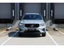 Volvo XC40 B4 Plus Dark | Trekhaak | Verwarmbare voorstoelen en stuurwiel | Premium audio by Harman Kardon | Adaptieve cruise control | Verwarmbare voorruit | Keyless | Elektrische achterklep | Apple carplay/Android auto