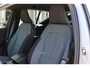 Volvo XC40 B4 Plus Dark | Trekhaak | Verwarmbare voorstoelen en stuurwiel | Premium audio by Harman Kardon | Adaptieve cruise control | Verwarmbare voorruit | Keyless | Elektrische achterklep | Apple carplay/Android auto