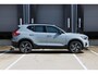 Volvo XC40 B4 Plus Dark | Trekhaak | Verwarmbare voorstoelen en stuurwiel | Premium audio by Harman Kardon | Adaptieve cruise control | Verwarmbare voorruit | Keyless | Elektrische achterklep | Apple carplay/Android auto