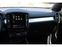 Volvo XC40 B4 Plus Dark | Trekhaak | Verwarmbare voorstoelen en stuurwiel | Premium audio by Harman Kardon | Adaptieve cruise control | Verwarmbare voorruit | Keyless | Elektrische achterklep | Apple carplay/Android auto