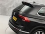 Volkswagen Tiguan 1.5 TSI ACT R-Line Sport 150Pk Automaat (PANORAMADAK, VIRTUAL COCKPIT, APPLE CARPLAY, GROOT NAVI, ZWART HEMEL, MASSAGE, STOELVERWARMING, MODE KNOP, KEYLESS, NIEUWSTAAT)