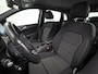 Mercedes-Benz B-klasse 180 Sport Automaat (GROOT NAVI, CAMERA, STOELVERWARMING, ZWART HEMEL, SPORTSTOELEN, CRUISE, KEYLESS START, NIEUWSTAAT)