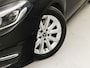 Mercedes-Benz B-klasse 180 Sport Automaat (GROOT NAVI, CAMERA, STOELVERWARMING, ZWART HEMEL, SPORTSTOELEN, CRUISE, KEYLESS START, NIEUWSTAAT)