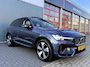 Volvo XC60 BWJ 2023 2.0 T6 Plug-in hybrid 357 PK AWD Plus Black Edition PANORAMADAK | ADAPTIVE CRUISE + PILOT ASIST | KEYLESS | 360 CAM. | ELEKTR. STOELEN + MEMORY | STOEL+STUUR VERW. | ACHTERBANK VERW. | BLIS | CARPLAY | ELEKTR. KLEP | DRAADLOZE TELEFOONLADER