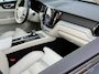 Volvo XC60 BWJ 2023 2.0 T6 Plug-in hybrid 357 PK AWD Plus Black Edition PANORAMADAK | ADAPTIVE CRUISE + PILOT ASIST | KEYLESS | 360 CAM. | ELEKTR. STOELEN + MEMORY | STOEL+STUUR VERW. | ACHTERBANK VERW. | BLIS | CARPLAY | ELEKTR. KLEP | DRAADLOZE TELEFOONLADER