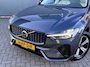 Volvo XC60 BWJ 2023 2.0 T6 Plug-in hybrid 357 PK AWD Plus Black Edition PANORAMADAK | ADAPTIVE CRUISE + PILOT ASIST | KEYLESS | 360 CAM. | ELEKTR. STOELEN + MEMORY | STOEL+STUUR VERW. | ACHTERBANK VERW. | BLIS | CARPLAY | ELEKTR. KLEP | DRAADLOZE TELEFOONLADER