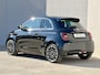 Fiat 500e La Prima by Bocelli 42 kWh / SOH 96% / Panoramadak / Winter & Style pakket / Leder / CCS snelladen / Achteruitrijcamera / JBL Audio Systeem / Stoelverwarming / Adaptief cruise control / Keyless Entry/Start /