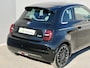 Fiat 500e La Prima by Bocelli 42 kWh / SOH 96% / Panoramadak / Winter & Style pakket / Leder / CCS snelladen / Achteruitrijcamera / JBL Audio Systeem / Stoelverwarming / Adaptief cruise control / Keyless Entry/Start /
