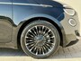 Fiat 500e La Prima by Bocelli 42 kWh / SOH 96% / Panoramadak / Winter & Style pakket / Leder / CCS snelladen / Achteruitrijcamera / JBL Audio Systeem / Stoelverwarming / Adaptief cruise control / Keyless Entry/Start /