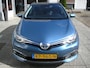 Toyota Auris 1.8 Hybrid Bus. Pro met panorama en trekhaak.