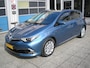 Toyota Auris 1.8 Hybrid Bus. Pro met panorama en trekhaak.