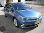Toyota Auris 1.8 Hybrid Bus. Pro met panorama en trekhaak.