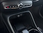 Volvo XC40 2.0 B4 Plus Dark | Trekhaak | Stuurwiel+Stoelverwarming | Adapt. Cruise | Apple Carplay/Android Auto |