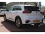 Kia Niro EV 64 kWh *DynamicLine* | SOH 97,4% | 3-fase | Carplay | Adaptive Cruise & Climate Control | Camera | Stuur & Stoel Verwarming | Privacy |