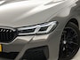 BMW 5-Serie 530e M Sport High Executive 293Pk FULL OPTION (SOH 91,7%, PANORAMADAK, M PAKKET, LASER LED, HEAD-UP DISPLAY, 360 CAMERA, MEMORY SEATS, HARMAN/KARDON, TREKHAAK ELEKTRISCH, STOELVERWARMING ACHTER, DISPLAY KEY, NIEUWSTAAT)