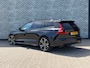 Volvo V60 2.0 T6 Plug-in Hybrid AWD Ultimate Dark | Long Range | Trekhaak | Panoramadak | Harman Kardon Audio | Head-up Display | 360 Graden Camera | Sportstoelen | Keyless Entry | Elektrische Achterklep | Elektrisch Verstelbare Voorstoelen | Stoelverwarming voor en achter | Cruise Control Adaptief | BLIS | Google Navigatie | Apple Carplay | Android Auto