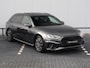 Audi A4 Avant 35 TFSI S edition Competition | Zwenkbare Trekhaak | Panorama Dak | Navi | Full LED | Camera | Zwart optiek | Elektrische Klep | Fabrieksgarantie t/m 25/3/2028 of 100.000 km |