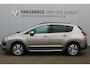 Peugeot 3008 1.2-130pk Turbo Allure. Nette, complete en goed onderhouden hoogzitter ! Autm. airco dual, xenon verl., panoramadak, metallic lak, trekhaak, LM wielen, navigatie, head-up display, r/cd i.c.m. JBL-soundsyst., cruise cntrl, bluetooth tel. voorb.