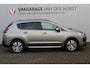 Peugeot 3008 1.2-130pk Turbo Allure. Nette, complete en goed onderhouden hoogzitter ! Autm. airco dual, xenon verl., panoramadak, metallic lak, trekhaak, LM wielen, navigatie, head-up display, r/cd i.c.m. JBL-soundsyst., cruise cntrl, bluetooth tel. voorb.