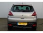 Peugeot 3008 1.2-130pk Turbo Allure. Nette, complete en goed onderhouden hoogzitter ! Autm. airco dual, xenon verl., panoramadak, metallic lak, trekhaak, LM wielen, navigatie, head-up display, r/cd i.c.m. JBL-soundsyst., cruise cntrl, bluetooth tel. voorb.
