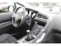 Peugeot 3008 1.2-130pk Turbo Allure. Nette, complete en goed onderhouden hoogzitter ! Autm. airco dual, xenon verl., panoramadak, metallic lak, trekhaak, LM wielen, navigatie, head-up display, r/cd i.c.m. JBL-soundsyst., cruise cntrl, bluetooth tel. voorb.