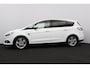 Ford S-Max 1.5 ST-Line/ Trekhaak/ 7-Persoons/ LED Koplampen/ Camera/ Apple Carplay/ Voorruitverw./ Stoelverw./ Keyless/ 18'' LMV/ Extra getint glas/ PDC V+A/ Bluetooth/ Multi. LEDER. Stuur/ Chroom/ Dakrails.