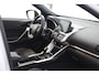 Mitsubishi Eclipse Cross 2.4 PHEV First Edition/ Trekhaak/ 18'' LMV/ LED Koplampen/ HUD/ Keyless/ Dode-Hoek DET./ Zwarte-Hemel/ Elek. Stoel(en)/ Stuurverw./ Adaptive Cruise/ Extra getint glas/ Apple + Android/ Stoelverw.