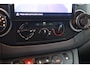 Peugeot Partner 122 1.6 BlueHDi 100 L2 Premium Pack S&S/ Zij-Schuifdeur rechts/ AUTOMAAT!/ Trekhaak/ Camera/ 3-Zitplaatsen voor/ Airco/ Cruise/ Elek. pakket/ LEDER. Stuur/ Mistl./ PDC/ Extra getint glas/ LED Dagrijverl.