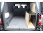 Peugeot Partner 122 1.6 BlueHDi 100 L2 Premium Pack S&S/ Zij-Schuifdeur rechts/ AUTOMAAT!/ Trekhaak/ Camera/ 3-Zitplaatsen voor/ Airco/ Cruise/ Elek. pakket/ LEDER. Stuur/ Mistl./ PDC/ Extra getint glas/ LED Dagrijverl.