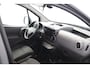 Peugeot Partner 122 1.6 BlueHDi 100 L2 Premium Pack S&S/ Zij-Schuifdeur rechts/ AUTOMAAT!/ Trekhaak/ Camera/ 3-Zitplaatsen voor/ Airco/ Cruise/ Elek. pakket/ LEDER. Stuur/ Mistl./ PDC/ Extra getint glas/ LED Dagrijverl.