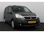 Peugeot Partner 122 1.6 BlueHDi 100 L2 Premium Pack S&S/ Zij-Schuifdeur rechts/ AUTOMAAT!/ Trekhaak/ Camera/ 3-Zitplaatsen voor/ Airco/ Cruise/ Elek. pakket/ LEDER. Stuur/ Mistl./ PDC/ Extra getint glas/ LED Dagrijverl.