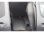 Peugeot Partner 122 1.6 BlueHDi 100 L2 Premium Pack S&S/ Zij-Schuifdeur rechts/ AUTOMAAT!/ Trekhaak/ Camera/ 3-Zitplaatsen voor/ Airco/ Cruise/ Elek. pakket/ LEDER. Stuur/ Mistl./ PDC/ Extra getint glas/ LED Dagrijverl.