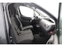 Peugeot Partner 122 1.6 BlueHDi 100 L2 Premium Pack S&S/ Zij-Schuifdeur rechts/ AUTOMAAT!/ Trekhaak/ Camera/ 3-Zitplaatsen voor/ Airco/ Cruise/ Elek. pakket/ LEDER. Stuur/ Mistl./ PDC/ Extra getint glas/ LED Dagrijverl.